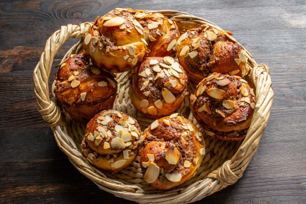 Ароматные булочки с арахисом и корицей