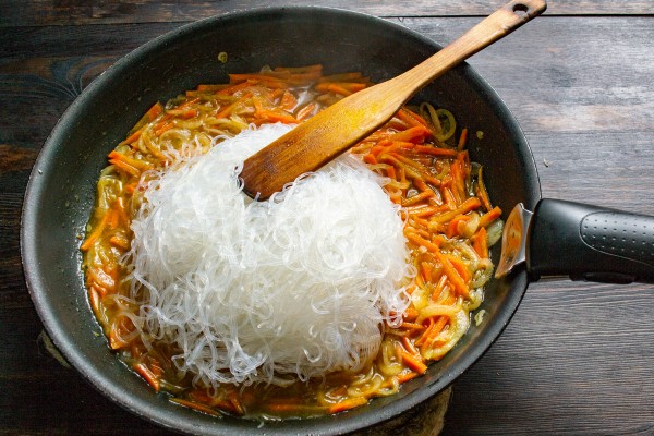 Как во вьетнамском ресторане: Фунчоза с рыбным соусом, овощами и арахисом Как во вьетнамском ресторане: Фунчоза с рыбным соусом, овощами и арахисом