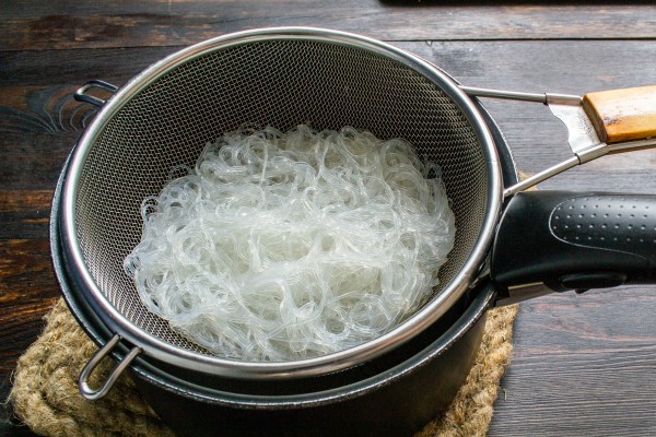 Как во вьетнамском ресторане: Фунчоза с рыбным соусом, овощами и арахисом Как во вьетнамском ресторане: Фунчоза с рыбным соусом, овощами и арахисом
