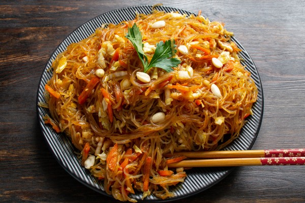 Как во вьетнамском ресторане: Фунчоза с рыбным соусом, овощами и арахисом Как во вьетнамском ресторане: Фунчоза с рыбным соусом, овощами и арахисом