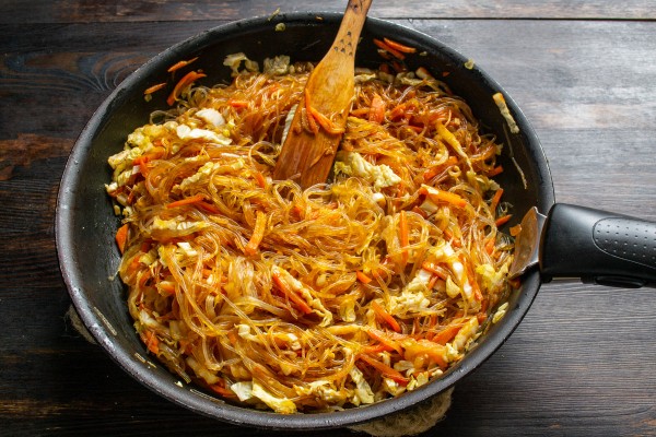 Как во вьетнамском ресторане: Фунчоза с рыбным соусом, овощами и арахисом Как во вьетнамском ресторане: Фунчоза с рыбным соусом, овощами и арахисом
