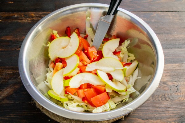 Вкусный и полезный салат из овощей и фруктов Вкусный и полезный салат из овощей и фруктов