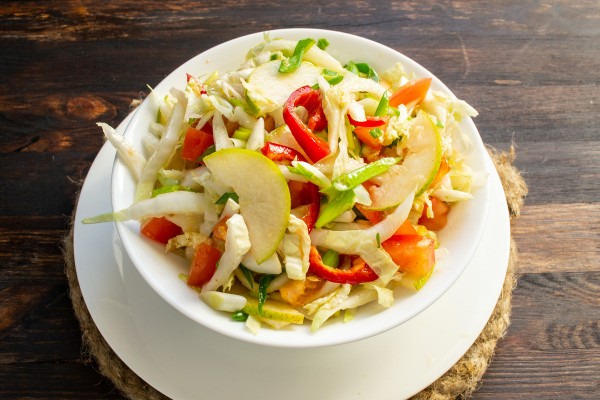 Вкусный и полезный салат из овощей и фруктов Вкусный и полезный салат из овощей и фруктов