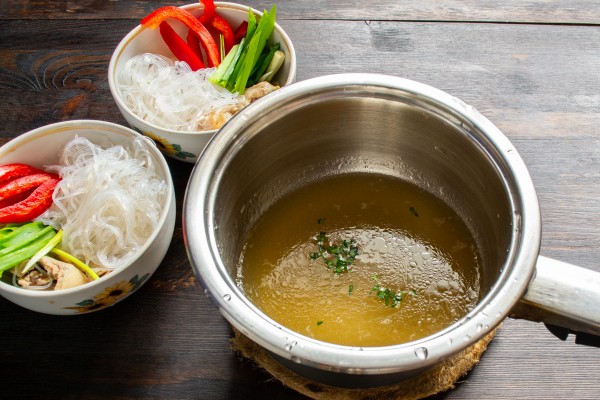 Корейский куриный суп с яйцом