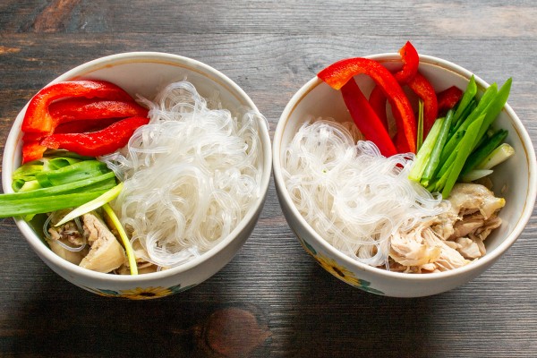Корейский куриный суп с яйцом