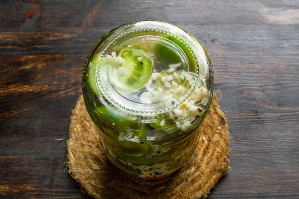 Зеленые помидоры маринованные с хреном и чесноком