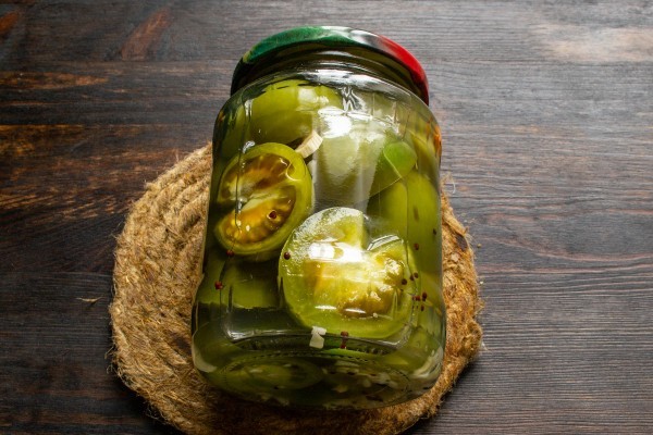 Зеленые помидоры маринованные с хреном и чесноком