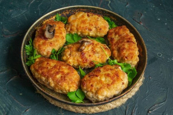 Зразы мясные в панировке с жареными опятами и луком Зразы мясные в панировке с жареными опятами и луком