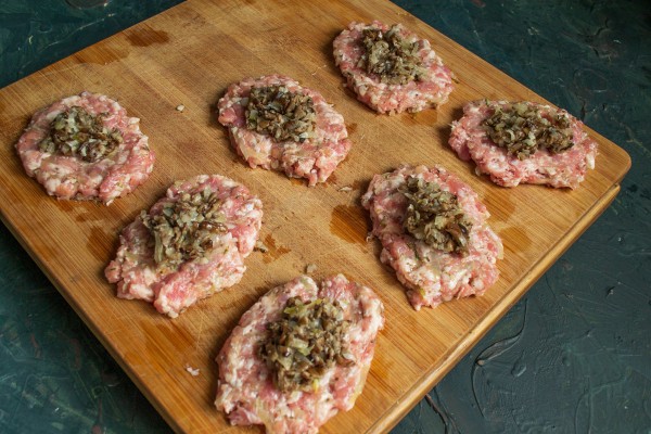 Зразы мясные в панировке с жареными опятами и луком Зразы мясные в панировке с жареными опятами и луком