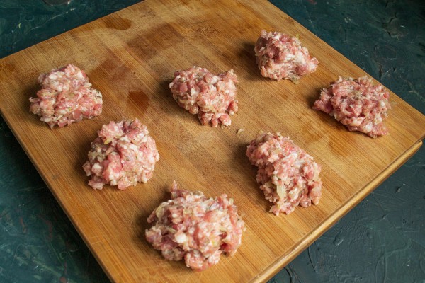 Зразы мясные в панировке с жареными опятами и луком Зразы мясные в панировке с жареными опятами и луком