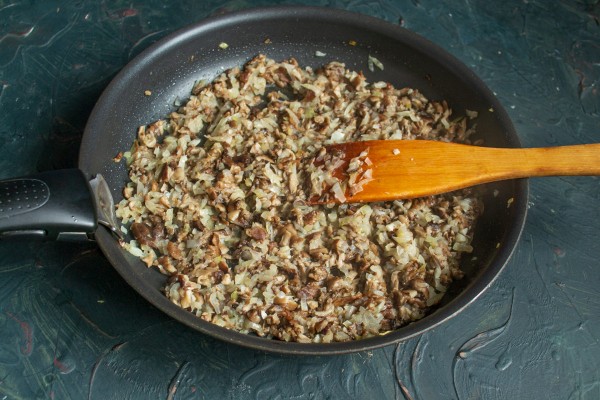Зразы мясные в панировке с жареными опятами и луком Зразы мясные в панировке с жареными опятами и луком
