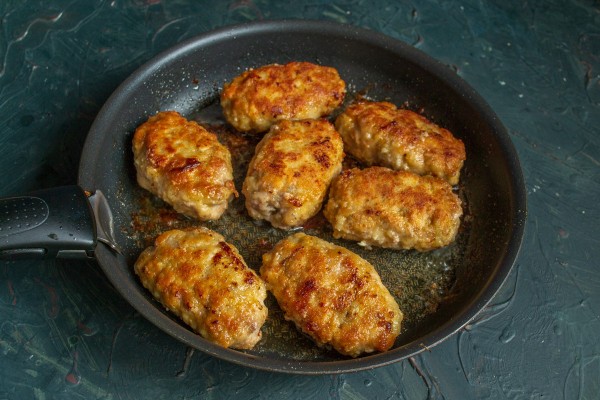 Зразы мясные в панировке с жареными опятами и луком Зразы мясные в панировке с жареными опятами и луком
